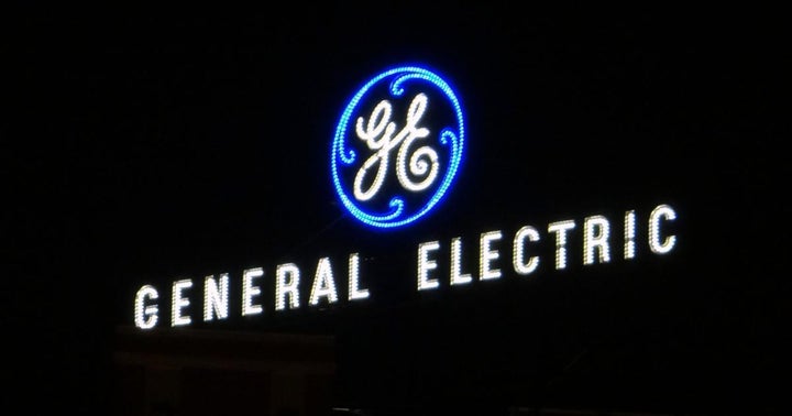 Benzinga's Bulls And Bears Of The Week: Amazon, Comcast, GE, Moderna, Tesla And More